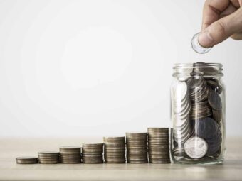 Hand putting coin to saving jar and coins stacking. Money saving BGH stärkt Immobilienverkäufer in Notlagen hand die munze zum speichern des glases und des stapelns von munzen legt geldsparendes investitionsgewinn und dividendenkonzept scaled Versicherungspapa