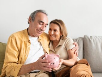 Weiterer offener Immobilienfonds setzt Anteilsrücknahme aus happy european senior couple holding piggybank and 2025 03 18 18 20 04 utc scaled Versicherungspapa
