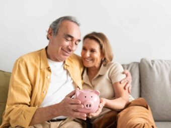 Happy european senior couple holding piggybank and embracing, sitting on sofa in living room interior, free space BGH stärkt Immobilienverkäufer in Notlagen happy european senior couple holding piggybank and 2025 03 18 18 20 04 utc scaled Versicherungspapa