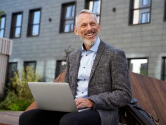 Weiterer offener Immobilienfonds setzt Anteilsrücknahme aus ideas for business portrait of cheerful elegant m 2023 11 27 05 34 16 utc scaled Versicherungspapa