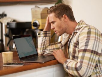 Image of adult man looking complicated at laptop screen, staring puzzled at his monitor, doing difficult task online, sitting in cafe, drinking coffee and working Weiterer offener Immobilienfonds setzt Anteilsrücknahme aus image adult man looking complicated laptop screen staring puzzled his monitor doing scaled Versicherungspapa
