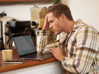 Image of adult man looking complicated at laptop screen, staring puzzled at his monitor, doing difficult task online, sitting in cafe, drinking coffee and working BGH stärkt Immobilienverkäufer in Notlagen image adult man looking complicated laptop screen staring puzzled his monitor doing scaled Versicherungspapa