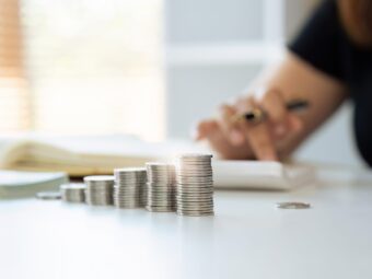 Weiterer offener Immobilienfonds setzt Anteilsrücknahme aus interest rate and dividend concept businessman is 2024 03 20 14 57 23 utc scaled Versicherungspapa