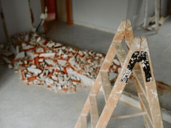 ladder and debris at home construction site. Home renovation Weiterer offener Immobilienfonds setzt Anteilsrücknahme aus ladder and debris at home construction site home 2023 11 27 05 33 40 utc scaled Versicherungspapa