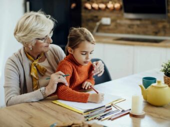 Little girl and her grandmother enjoying together while drawing BGH stärkt Immobilienverkäufer in Notlagen little girl her grandmother enjoying together while drawing paper scaled Versicherungspapa