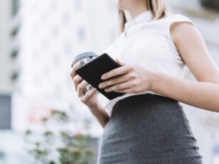 low-angle-view-businesswoman-holding-smartphone-disposable-coffee-cup-outdoors Digitale Rentenübersicht bisher verhalten genutzt low angle view businesswoman holding smartphone disposable coffee cup outdoors scaled Versicherungspapa