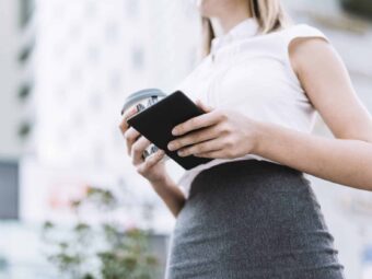 low-angle-view-businesswoman-holding-smartphone-disposable-coffee-cup-outdoors Silberstreif am deutschen Konjunkturhorizont low angle view businesswoman holding smartphone disposable coffee cup outdoors scaled Versicherungspapa
