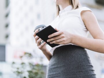 low-angle-view-businesswoman-holding-smartphone-disposable-coffee-cup-outdoors Startseite low angle view businesswoman holding smartphone disposable coffee cup outdoors scaled Versicherungspapa