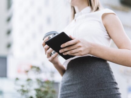 low-angle-view-businesswoman-holding-smartphone-disposable-coffee-cup-outdoors 2027 kommt die digitale Brieftasche ?brizy media=24447&brizy crop=iW%3D381%26iH%3D255%26oX%3D20%26oY%3D0%26cW%3D340%26cH%3D255 Versicherungspapa