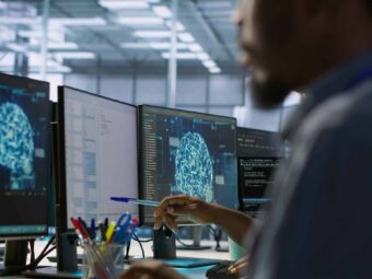 Machine learning expert in data center maintaining company network Silberstreif am deutschen Konjunkturhorizont machine learning expert data center maintaining company network scaled Versicherungspapa