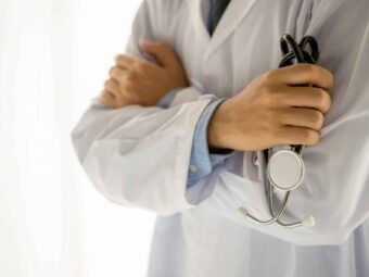 Medical physician doctor man over white background. BGH stärkt Immobilienverkäufer in Notlagen medical physician doctor man scaled Versicherungspapa