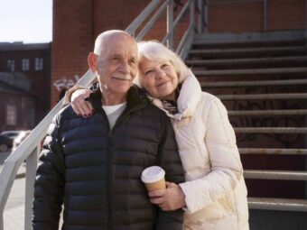 medium-shot-senior-people-with-coffee-cup BGH stärkt Immobilienverkäufer in Notlagen medium shot senior people with coffee cup Versicherungspapa