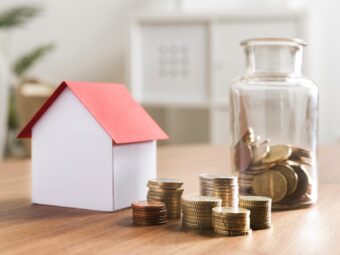miniaturbank-mit-munzstapeln-und-glas-daneben Coronaflaute vorbei: Wohnungseinbrüche wieder auf Niveau von 2019 miniaturbank mit munzstapeln und glas daneben scaled Versicherungspapa
