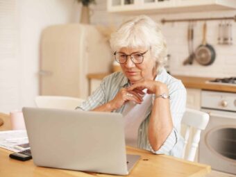 Modern technology, old people and retirement. Gray haired female pensioner in glasses filling in loan application form online, sitting in front of laptop, reading information with serious focused look Silberstreif am deutschen Konjunkturhorizont modern technology old people retirement gray haired female pensioner glasses filling loan application form online sitting front laptop reading information with serious focused look scaled Versicherungspapa