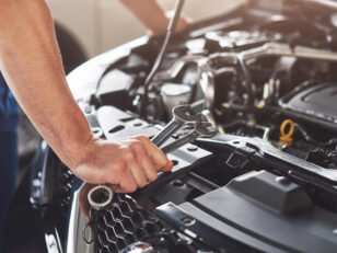 Mittelabflüsse und Preisflaute: offene Immobilienfonds vor Herausforderungen muskuloser autoservice arbeiter der fahrzeug repariert scaled Versicherungspapa
