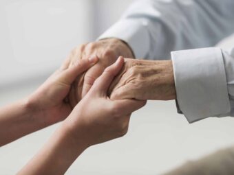 nurse-holding-senior-man-s-hands-sympathy PKV-Angebot in Bewegung nurse holding senior man s hands sympathy scaled Versicherungspapa