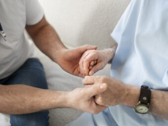 old-patient-suffering-from-parkinson Große Mehrheit der Arbeitnehmer wünscht sich betriebliche Pflegevorsorge old patient suffering from parkinson scaled Versicherungspapa