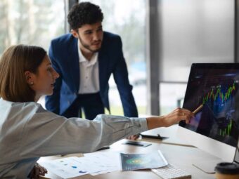 people-office-analyzing-checking-finance-graphs Silberstreif am deutschen Konjunkturhorizont people office analyzing checking finance graphs scaled Versicherungspapa