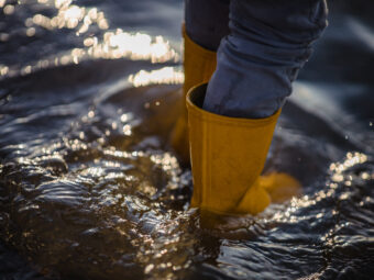 person in blue denim jeans and yellow boots standing on water Silber wird zum Anlegerliebling person blue denim jeans yellow boots standing water 1 scaled Versicherungspapa