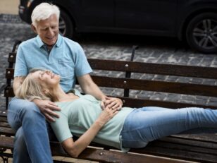 Wildunfall-Gefahr auf Jahreshoch romantic elder couple enjoying their time bench outdoors scaled Versicherungspapa