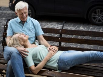 Weiterer offener Immobilienfonds setzt Anteilsrücknahme aus romantic elder couple enjoying their time bench outdoors scaled Versicherungspapa