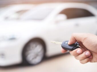 Weiterer offener Immobilienfonds setzt Anteilsrücknahme aus salesman is opening closing car door with key safety scaled Versicherungspapa