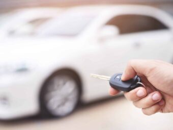 The salesman is opening and closing the car door with the key. F BGH stärkt Immobilienverkäufer in Notlagen salesman is opening closing car door with key safety scaled Versicherungspapa