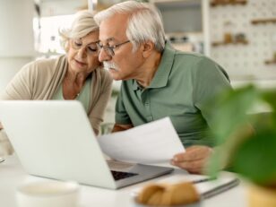 Senior couple analyzing their savings while going through home f Raus aus Riester? senior couple analyzing their savings while going through home finances scaled Versicherungspapa
