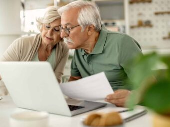Senior couple analyzing their savings while going through home f Erstes Fahrradpolicen-Rating legt große Unterschiede offen senior couple analyzing their savings while going through home finances scaled Versicherungspapa