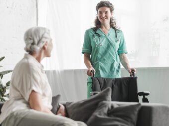 Weiterer offener Immobilienfonds setzt Anteilsrücknahme aus senior woman looking smiling female nurse with wheelchair scaled Versicherungspapa
