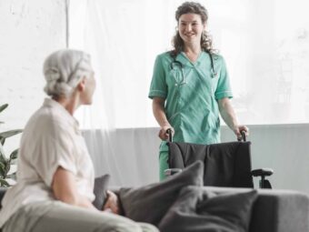BGH stärkt Immobilienverkäufer in Notlagen senior woman looking smiling female nurse with wheelchair scaled Versicherungspapa