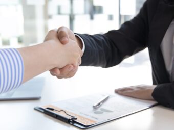 Weiterer offener Immobilienfonds setzt Anteilsrücknahme aus shake hands 2023 11 27 04 51 41 utc scaled Versicherungspapa