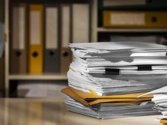 Weiterer offener Immobilienfonds setzt Anteilsrücknahme aus still life documents stack scaled Versicherungspapa
