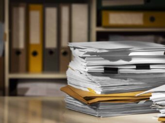 still-life-documents-stack BGH stärkt Immobilienverkäufer in Notlagen still life documents stack scaled Versicherungspapa