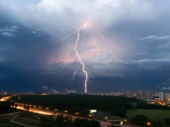 BGH stärkt Immobilienverkäufer in Notlagen summer thunderstorm with lightning over moscow ru 2023 11 27 05 16 23 utc scaled Versicherungspapa
