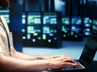 Von „Sonstiges“ zur eigenen Assetklasse: Rechenzentren supervisor doing server diagnostic test scaled Versicherungspapa