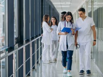team-young-specialist-doctors-standing-corridor-hospital PKV-Angebot in Bewegung team young specialist doctors standing corridor hospital scaled Versicherungspapa