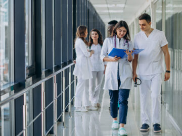 Startseite team young specialist doctors standing corridor hospital scaled Versicherungspapa