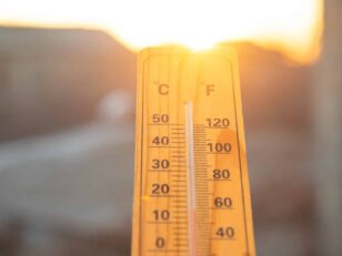 Thermometer on sky background. Sunset. Weather Baufinanzierungsvolumen auf höchstem Stand seit fast 4 Jahren thermometer sky background sunset weather scaled scaled Versicherungspapa