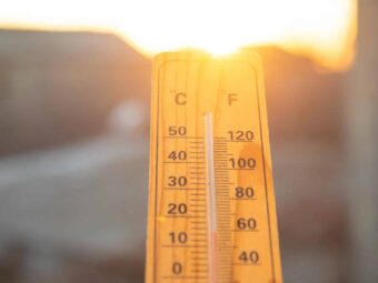 Thermometer on sky background. Sunset. Weather Hohe Temperaturen kosten halbes Prozent Wirtschaftsleistung thermometer sky background sunset weather scaled scaled Versicherungspapa