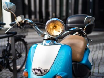Weiterer offener Immobilienfonds setzt Anteilsrücknahme aus vintage scooter frankfurt germany scaled Versicherungspapa