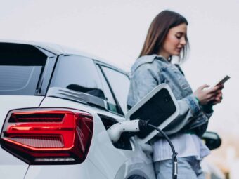 BGH stärkt Immobilienverkäufer in Notlagen woman charging her electric car with charging pistol scaled Versicherungspapa