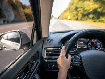 Woman driver's hands on the steering wheel inside the car. Neue Regionalklassen: Fast 10 Millionen Kfz-Halter werden umgestuft woman drivers hands steering wheel inside car scaled scaled Versicherungspapa