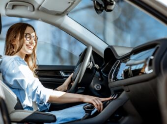Weiterer offener Immobilienfonds setzt Anteilsrücknahme aus woman driving a car 2023 11 27 05 20 23 utc scaled Versicherungspapa