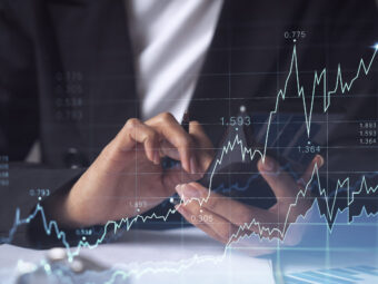 Wildunfall-Gefahr auf Jahreshoch woman financial trader formal wear is checking phone sign contract invest money stock market internet trading wealth management concept forex hologram chart scaled Versicherungspapa