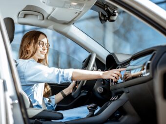 Woman in the car Weiterer offener Immobilienfonds setzt Anteilsrücknahme aus woman in the car 2023 11 27 04 58 46 utc 1 scaled Versicherungspapa