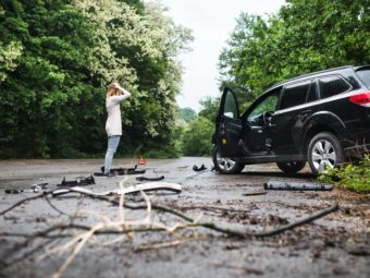 BGH stärkt Immobilienverkäufer in Notlagen young woman standing by the damaged car after a ca 2024 10 18 09 52 52 utc scaled Versicherungspapa