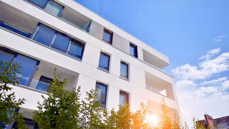 Wohnimmobilien erneut verteuert building with blue sky trees background scaled Versicherungspapa