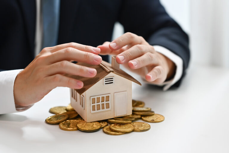 Weiter hohe Netto-Mittelabflüsse bei offenen Immobilienfonds businessman hands protecting house model and pile 2024 12 02 06 04 03 utc Versicherungspapa