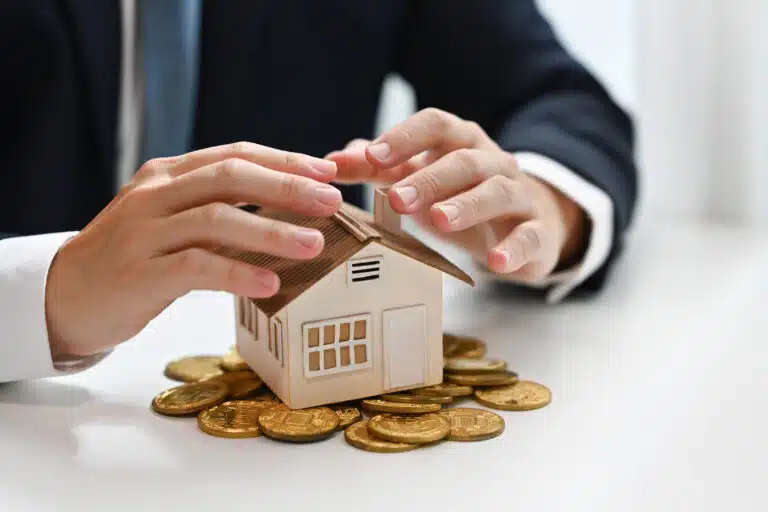 Weiter hohe Netto-Mittelabflüsse bei offenen Immobilienfonds businessman hands protecting house model and pile 2024 12 02 06 04 03 utc Versicherungspapa